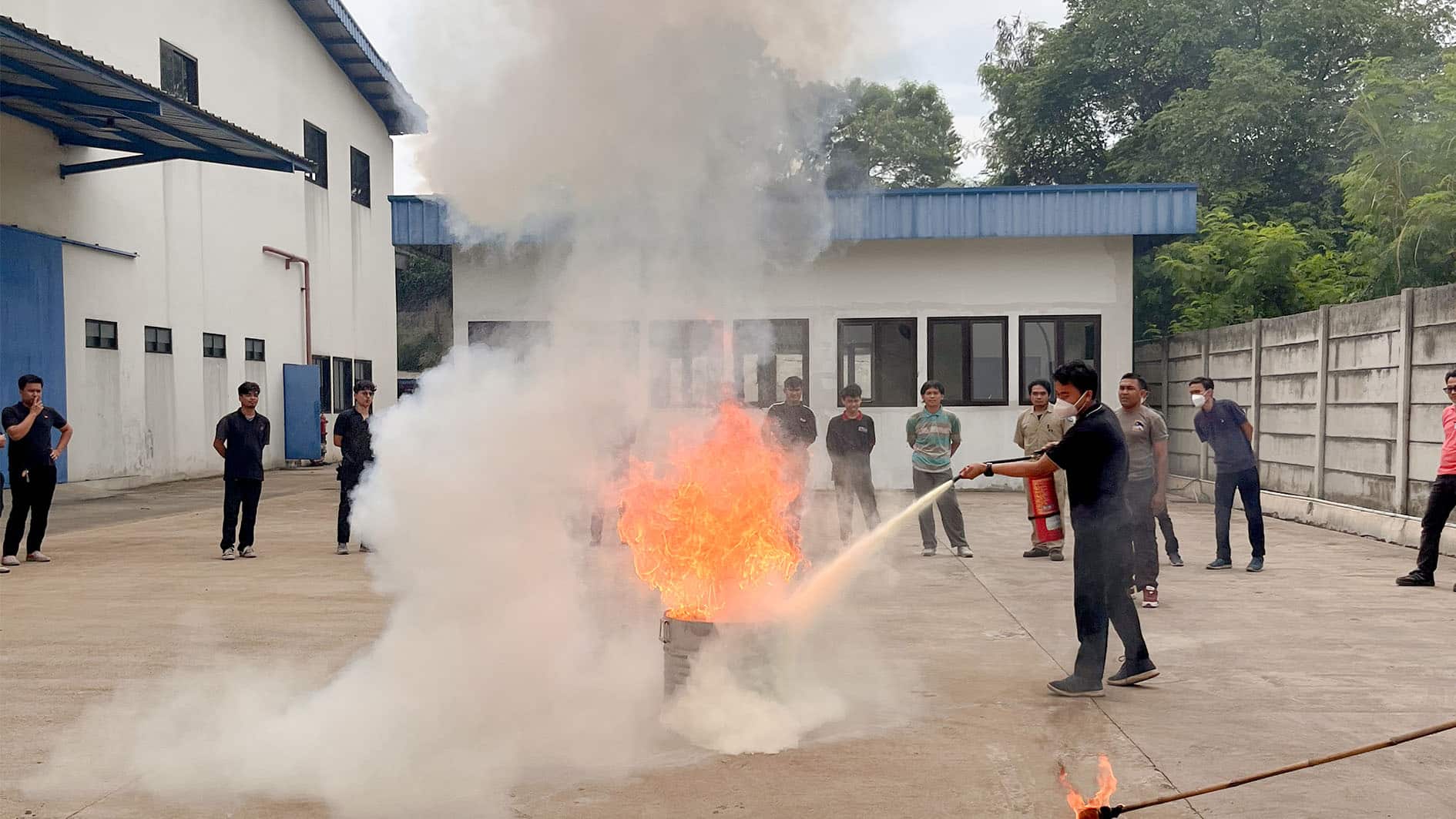 Pelatihan Basic Safety dan Pengguaan APAR di PT WD Indonesia
